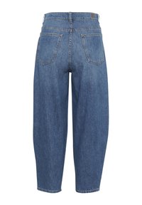 Jeans in denim blu di taglio morbido e vita alta, con gamba dritta, cinque tasche e una texture sbiadita. I dettagli delle cuciture arricchiscono il design.