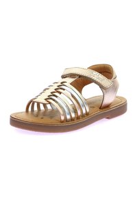 Sandalia de cuero metálico dorado y plateado con punta abierta, tiras entrelazadas, cierre ajustable de gancho y bucle, y suela de goma plana.