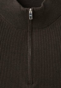 Jersey marrón acanalado con cuello alto y detalle de media cremallera en el cuello. La textura es suave y de punto, proporcionando calor y comodidad.