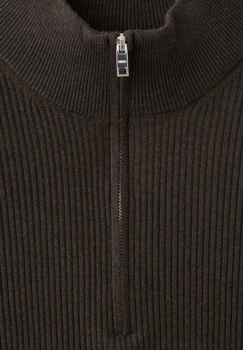 Brauner Rippstrickpullover mit hohem Kragen und einem halben Reißverschlussdetail am Hals. Die Textur ist weich und gestrickt, bietet Wärme und Komfort.