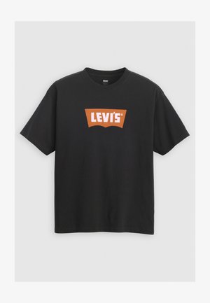 T-shirt de algodão preto com um grande logótipo laranja da Levi's na frente, mangas curtas e design de gola redonda.