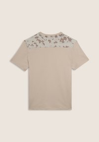 T-shirt beige a maniche corte, con pannello delle spalle a motivo camouflage grigio chiaro e marrone. Tessuto morbido.