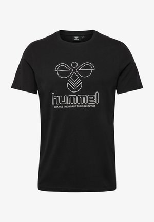 Camiseta negra de manga corta con logo blanco de hummel y texto "Change the world through sport" centrado en el frontal.