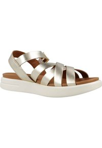 Sandalia metálica dorada con cuatro correas cruzadas, plantilla color marrón claro y suela amortiguada blanca. Hebilla ajustable para un mejor ajuste.