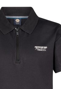 Černé polo tričko s límcem na zip, s bílým logem na levé části hrudi, vyrobené z hladké, strukturované tkaniny.