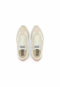 Sneaker beige con tomaia in suede testurizzato, pannelli in rete e suola bianca; presenta un'etichetta a scacchi e accenti arancioni sulla suola.