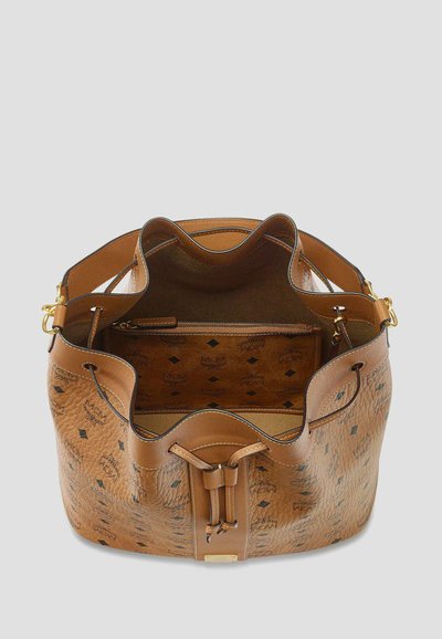 Sac seau en cuir marron avec fermeture à cordon, ferrures dorées, doublure intérieure de marque, et poche intérieure zippée.