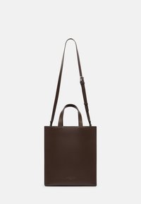 Brązowa torba typu tote ze skóry o kwadratowym kształcie, z górnymi uchwytami i odpinanym paskiem na ramię. Charakteryzuje się gładką fakturą i minimalistycznym designem.