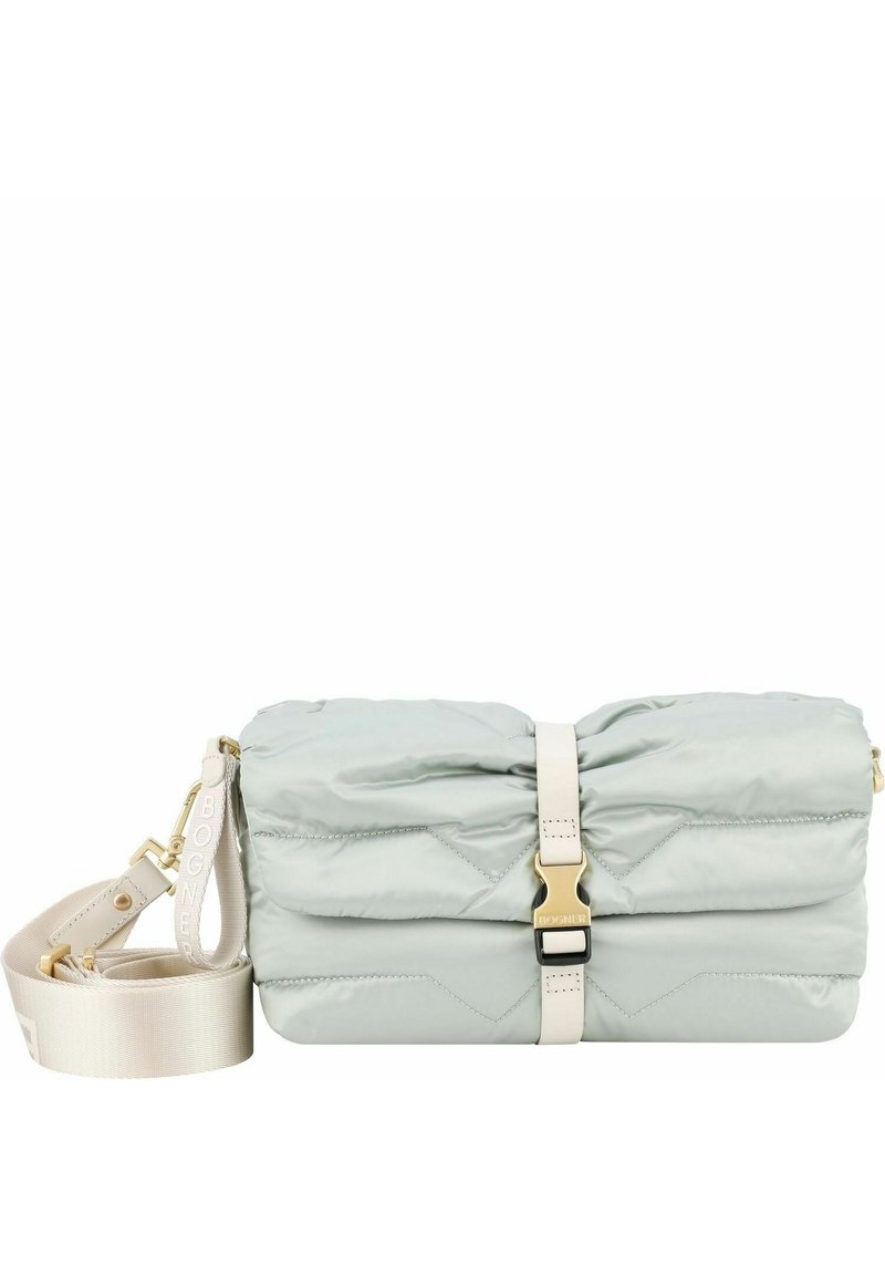 Svetlo modrá prešívaná crossbody taška s nastaviteľným krémovým popruhom, zlatými detailami a zabezpečeným zapínaním.