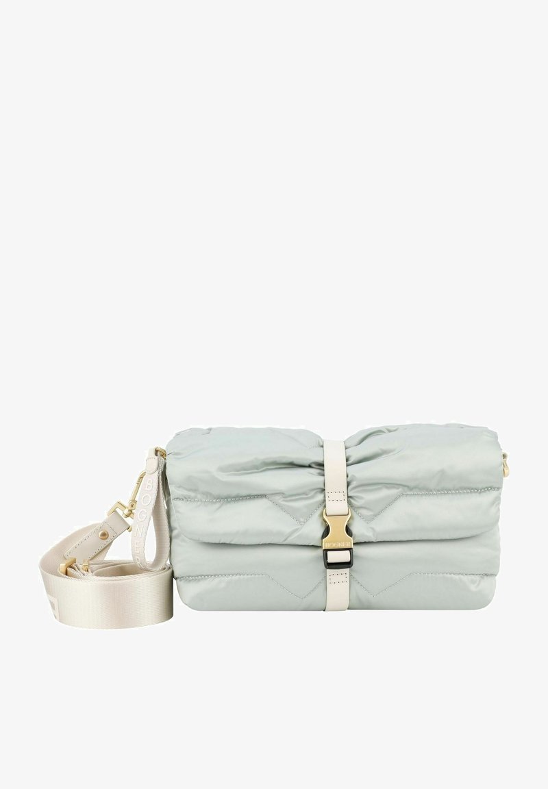 Svetlo modrá prešívaná crossbody taška s nastaviteľným krémovým popruhom, zlatými detailami a zabezpečeným zapínaním.