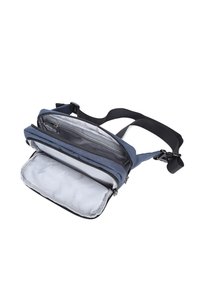 Borsa a spalla in tessuto blu con tracolla nera regolabile, multiple tasche con zip e rivestimento grigio; design elegante e forma piatta.