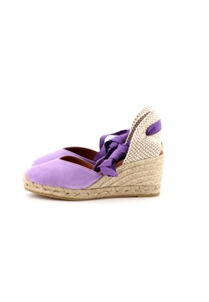 Espadrillas con tacco a zeppa in suede viola, con suola in juta intrecciata, schienale in tessuto intrecciato e nastri annodati per una vestibilità sicura.