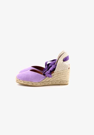 Espadrillas con tacco a zeppa in suede viola, con suola in juta intrecciata, schienale in tessuto intrecciato e nastri annodati per una vestibilità sicura.