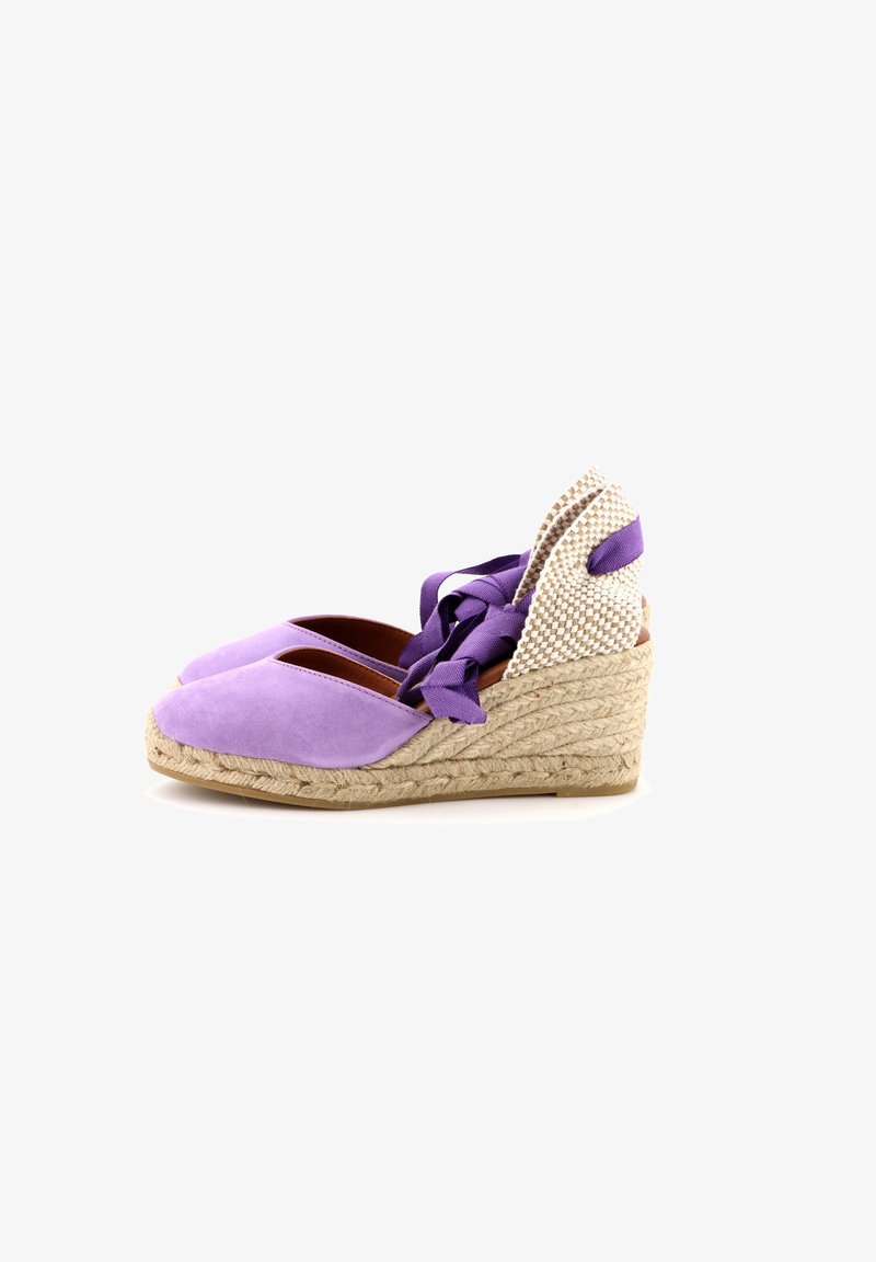 Espadrillas con tacco a zeppa in suede viola, con suola in juta intrecciata, schienale in tessuto intrecciato e nastri annodati per una vestibilità sicura.
