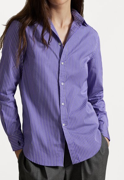 Chemise boutonnée violette avec des rayures verticales blanches et bleu clair, manches longues et col ; présente un logo subtil sur le poignet.