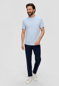 s.Oliver BLACK LABEL MIT CREW NECK - Jednoduché tričko - hellblau