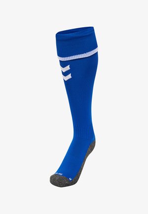 Blå sportsok med ribbet top, hvid stribe og tekstureret grå sål. Har en glat finish og tre dekorative hvide chevronmønstre.