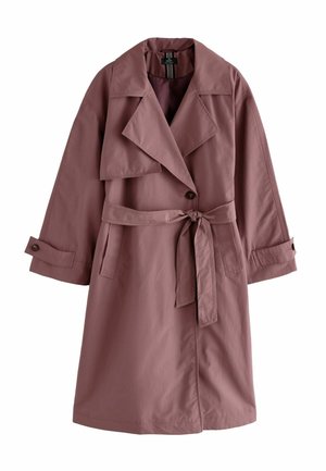 Trench-coat rose poussiéreux, fabriqué en tissu léger, doté d'un large col, d'une taille ceinturée, de grands boutons et de manches retroussées.