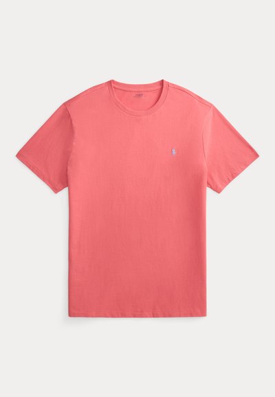Korallenrosa kurzärmeliges T-Shirt mit Rundhalsausschnitt und kleinem hellblau besticktem Logo auf der linken Brust.