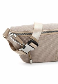 Pochette in tessuto intrecciato beige con cerniera argentata, hardware a clip e tracolla regolabile. Superficie testurizzata; forma rettangolare compatta.