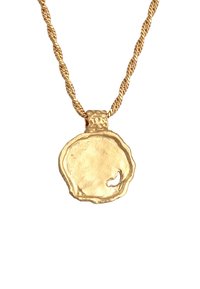 Gouden hanger aan een gedraaide ketting, met een onregelmatige ronde vorm en een getextureerd oppervlak, en een klein uitsnijdingen detail.