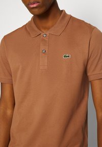 Lacoste Pólóing - pecan