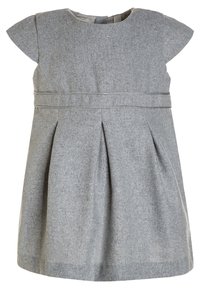 Szara sukienka wykonana z teksturowanej tkaniny, z krótkimi rękawami typu cap, okrągłym dekoltem i plisowanym dołem z ozdobnym pasem.
