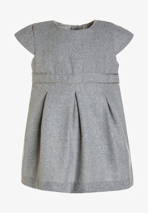 Robe grise en tissu texturé, avec des manches courtes, un col rond et une jupe plissée ornée d'une ceinture décorative.