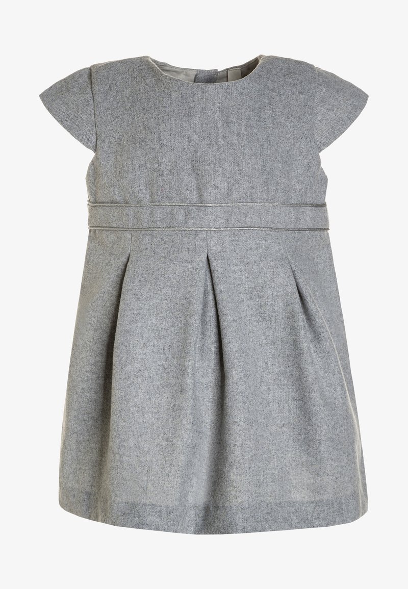 Szara sukienka wykonana z teksturowanej tkaniny, z krótkimi rękawami typu cap, okrągłym dekoltem i plisowanym dołem z ozdobnym pasem.