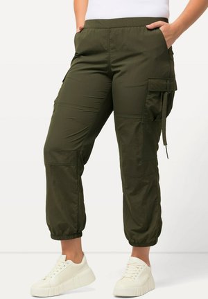 Pantaloni cargo verde oliva con polsini elasticizzati, tasche laterali e vita con stringhe; realizzati in tessuto leggero, adatti per un abbigliamento informale.