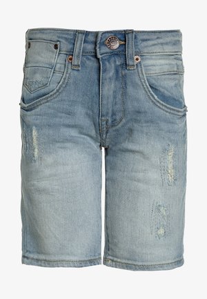 Shorts de mezclilla azul claro con áreas desgastadas y pequeños detalles de desgaste. Presenta bolsillos estándar y un cierre de botón metálico.