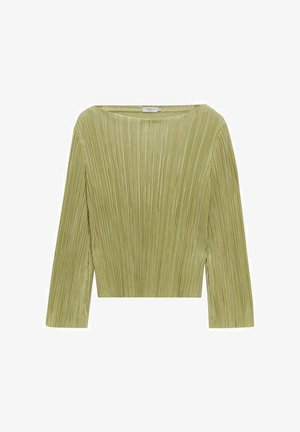 Grøn plisseret top med bred bådudskæring og lange ærmer, der har lodrette teksturer for et struktureret udseende.