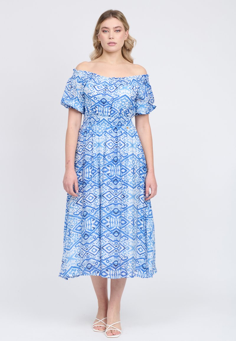 Off-the-shoulder, blauw patroon jurkje met korte mouwen, een strakke taille en een vloeiende rok. Geaccentueerd met verschillende geometrische ontwerpen.