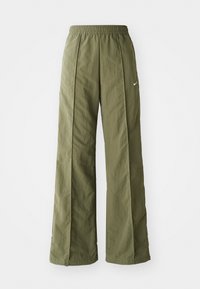 Oliven grønn vide ben bukser laget av lett stoff, med elastisk midje og en liten hvit logo foran.