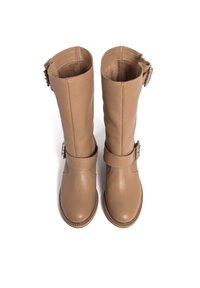 Brązowe skórzane kozaki do kolan z teksturowanym wykończeniem, z akcentem w postaci klamry i zaokrąglonym noskiem, zaprezentowane z widoku z góry.