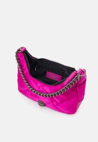 Różowa satynowa torebka z pikowaniem, z łańcuszkowym paskiem, z zamkiem błyskawicznym i czarną podszewką. Wewnątrz widoczna metka z logo.