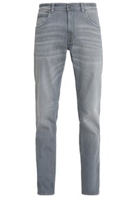 Jeans de denim gris claro con corte slim, que cuentan con un clásico diseño de cinco bolsillos, un sutil desgastado y un cierre de botones.