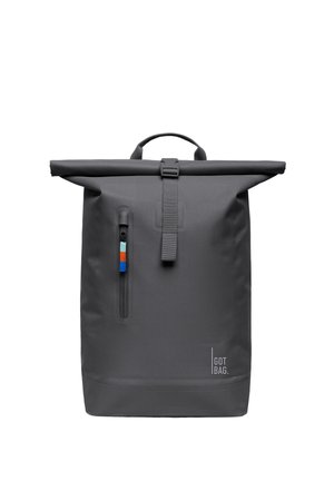 Matt-schwarzer Rolltop-Rucksack mit vorderer vertikaler Reißverschlusstasche, mehrfarbigem Reißverschlusszug, Obergriff und "GOT BAG"-Logo unten rechts.