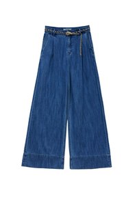 Pantalones de mezclilla azul de pierna ancha y cintura alta con bolsillos frontales y un delgado cinturón de cadena dorada con hebilla.