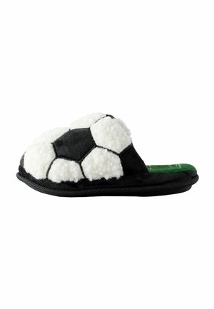Schwarz-weiße Kunstfellhausschuhe in Form eines Fußballs, mit hexagonalen Patches und einer strukturierten schwarzen Sohle.