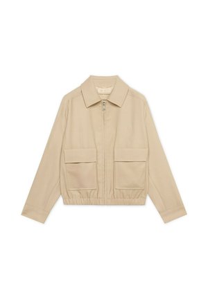Béžová krátká bunda s předním zipem, širokým límcem, elastickým pasem a dvěma velkými klopovými kapsami vpředu.