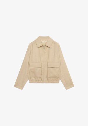 Béžová krátká bunda s předním zipem, širokým límcem, elastickým pasem a dvěma velkými klopovými kapsami vpředu.