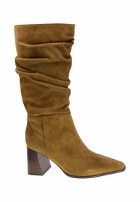 Botín de ante marrón hasta el tobillo con parte superior arrugada, puntera afilada y tacón de madera apilada. Presenta una textura suave y elementos de diseño sencillos.