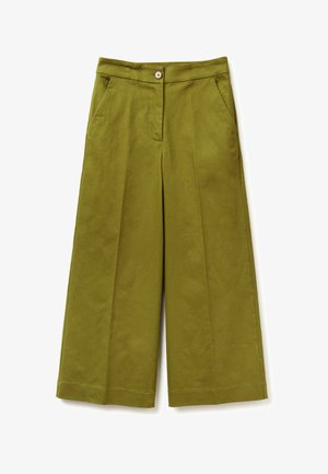 Pantalones anchos verdes hechos de un tejido suave, con cierre de botón, dos bolsillos delanteros y una textura lisa.