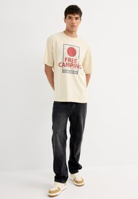 INSIDE Camiseta estampada - beige