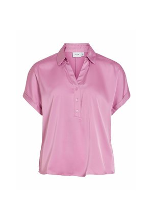 Blouse courte en satin rose à manches courtes avec col et trois boutons sur le devant, caractérisée par une coupe ample et des manches retroussées.
