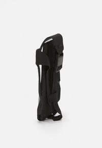 Supporto per telefono regolabile di colore nero, realizzato in tessuto morbido con una cinghia robusta, caratterizzato da un design elegante e sottile e un bordo rinforzato per una maggiore durata.