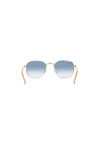 Gafas de sol de metal con montura dorada, lentes cuadrados que pasan de un azul oscuro a uno claro. Presentan varillas finas amarillas y almohadillas nasales transparentes.
