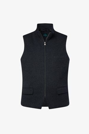 Ciemnoszary kamizelka z wysokim kołnierzem, z przodu na zamek oraz dwiema bocznymi kieszeniami. Teksturowany materiał z subtelnym wzorem. Bez rękawów.