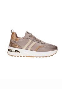 Sneaker con una toma superiore taupe liscia, strisce beige, un accento motivo sul tallone e una suola intermedia spessa bianca con dettagli metallici.